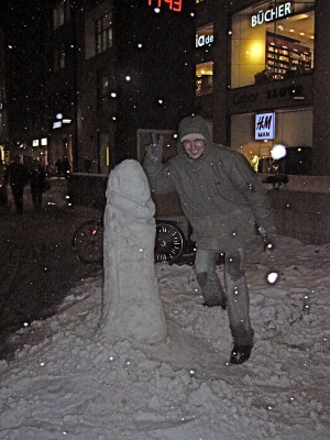 phallus mit künstler.JPG