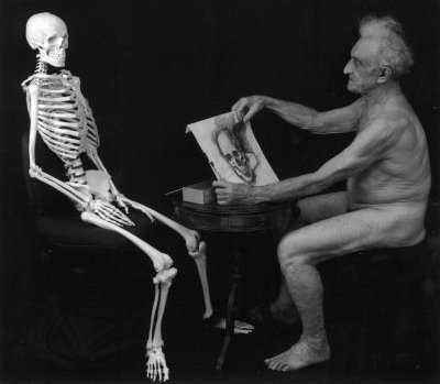 kraft-tod-alter-mann-am-tisch.jpg